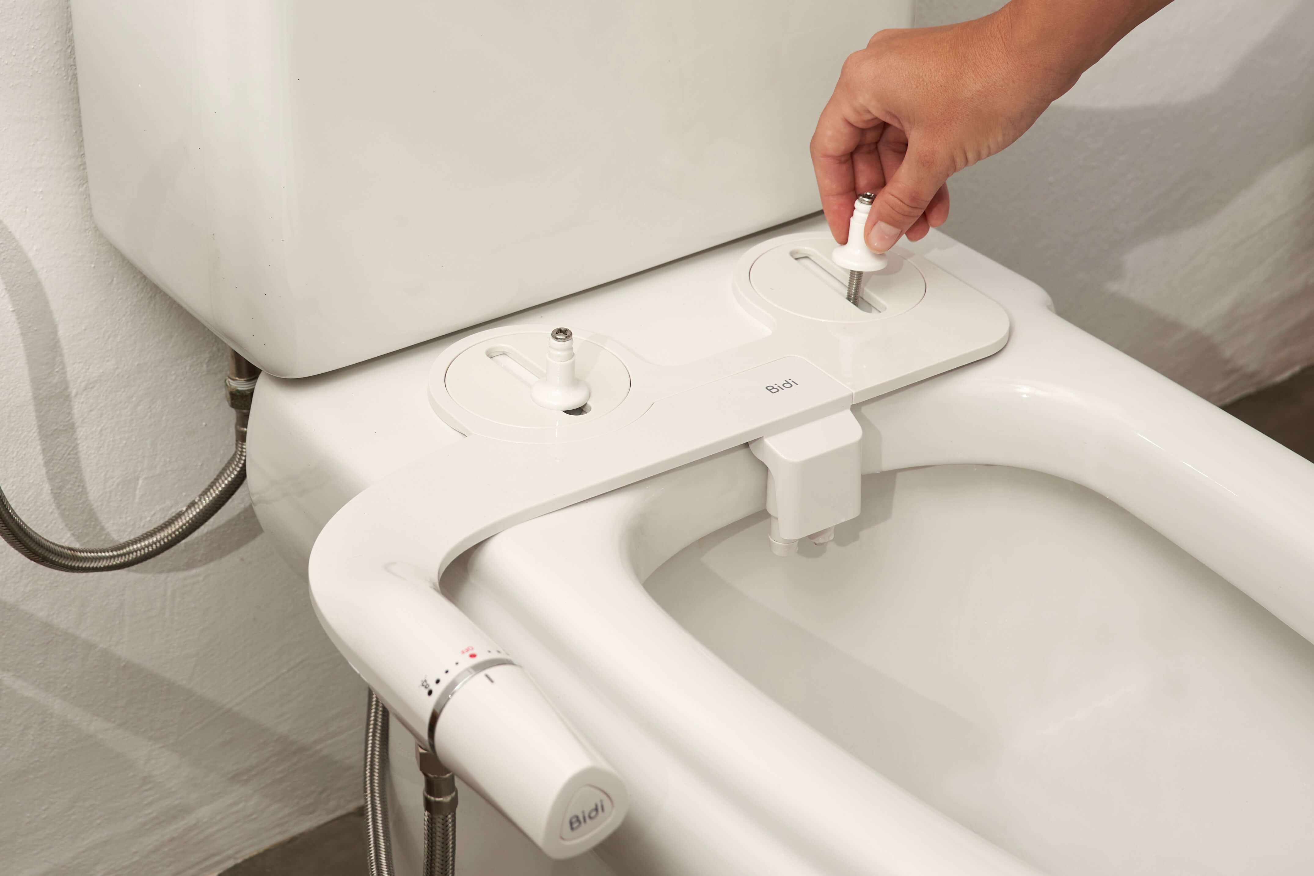 Soportes que se adaptan a la mayoría de modelos de inodoro.
