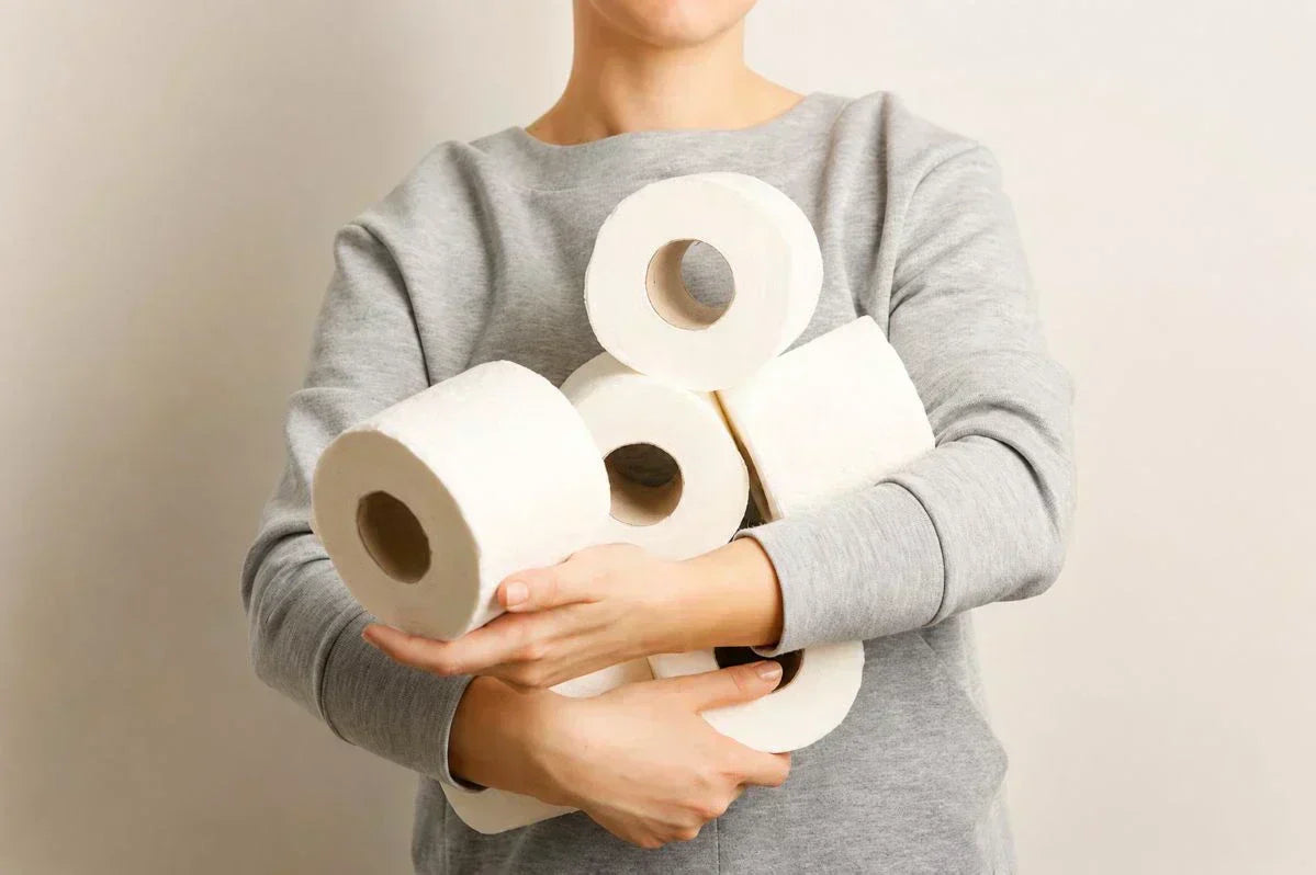 persona sujetando papel higiénico